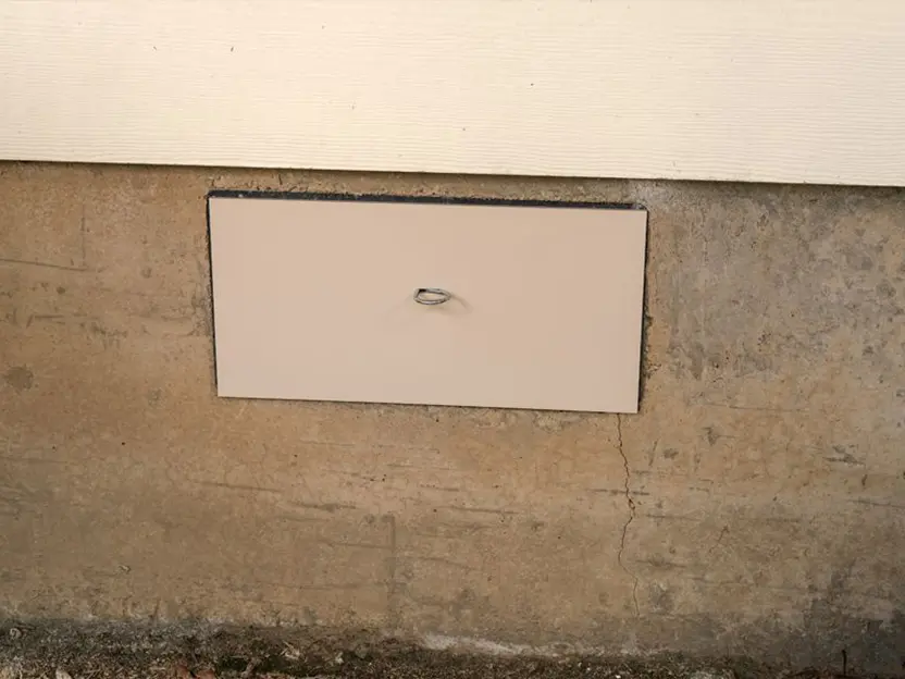 White logo with house and letter 'W' for Vannyi Vent.